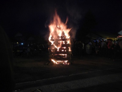 Wielkie ognisko na festynie w Miroc